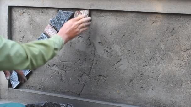 Hai Duong, Vietnam, 12 oktober: werknemer stenen muur oppervlak met cement installeren op oktober, 12, 2014 in Hai Duong, Vietnam — Stockvideo