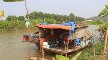 balıkçı tekne ve Vietnam balıkçılık üzerinde 20 Ekim 2014 yılında Hai Duong, net bir nehir üzerinde kullanın.