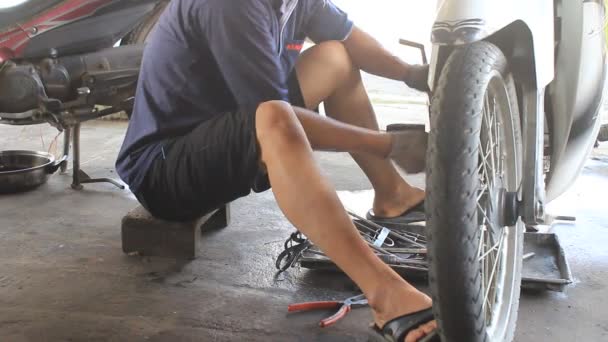 Hai Duong, Vietnam, října, 12: Mechanik opravy motocyklů na říjen, 12, 2014 v Hai Duong, Vietnam — Stock video