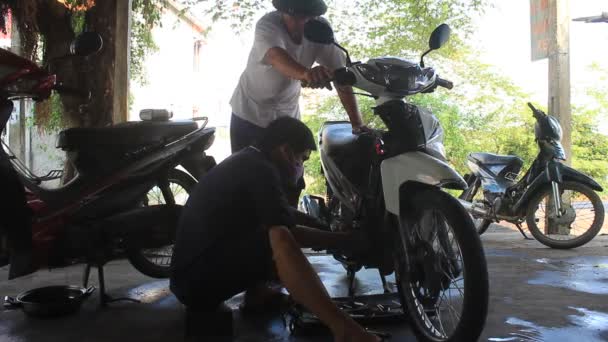 Hai Duong, Vietnam, října, 12: Mechanik opravy motocyklů na říjen, 12, 2014 v Hai Duong, Vietnam — Stock video