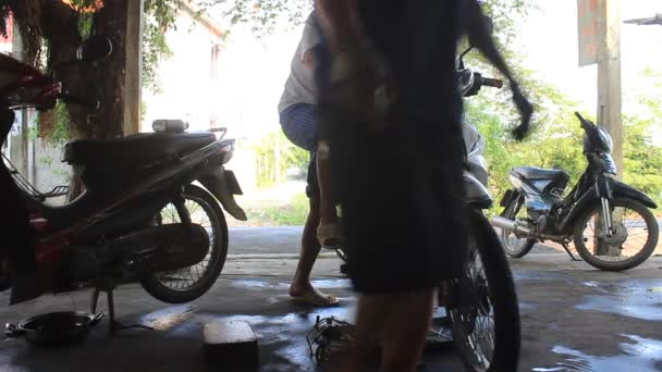 Hai Duong, Vietnam, října, 12: Mechanik opravy motocyklů na říjen, 12, 2014 v Hai Duong, Vietnam — Stock video