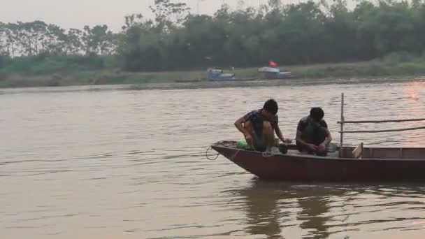 HAI DUONG, VIETNAM, 20 de octubre: los pescadores utilizan barcos y redes de pesca en un río el 20 de octubre de 2014 en Hai Duong, Vietnam . — Vídeos de Stock