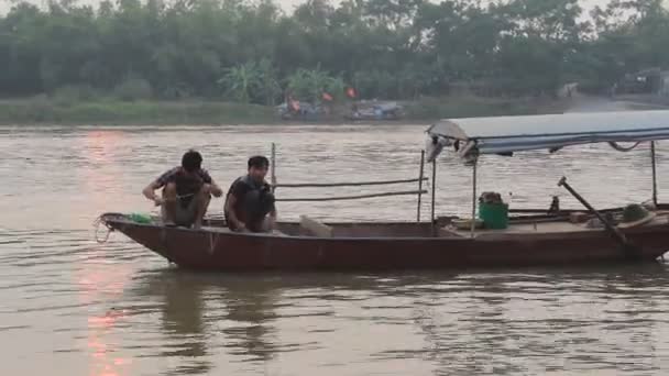 HAI DUONG, VIETNAM, 20 de octubre: los pescadores utilizan barcos y redes de pesca en un río el 20 de octubre de 2014 en Hai Duong, Vietnam . — Vídeos de Stock