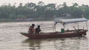 Hai Duong, Vietnam, 20 Ekim: balıkçı kullanıyorsanız, tekne ve net balıkçılık bir nehir üzerinde 20 Ekim 2014 yılında Hai Duong, Vietnam.