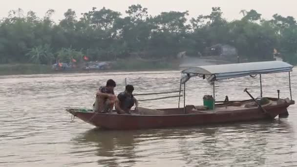 Hai Duong, Vietnam, října, 20: rybář použít loď a čisté rybaření na řece na říjen, 20, 2014 v Hai Duong, Vietnam. — Stock video