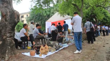 Hai Duong, Vietnam, 27 Ekim: Antika pazarı üzerinde 27 Ekim 2014 yılında Hai Duong, Vietnam insanlarda.