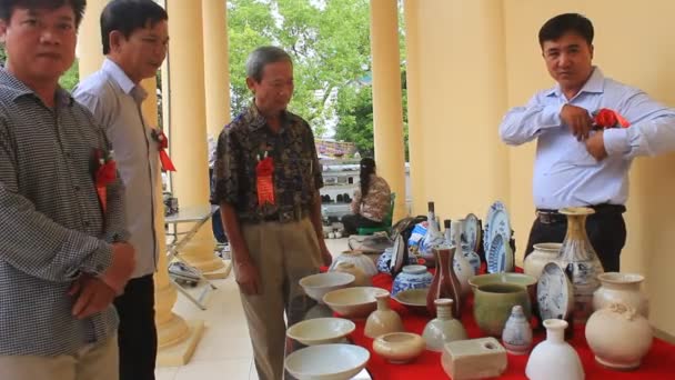 HAI DUONG, VIETNAM, 27 de octubre: La gente en el mercado de antigüedades el 27 de octubre de 2014 en Hai Duong, Vietnam . — Vídeos de Stock