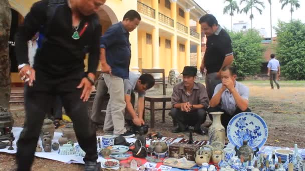 Hai Duong, Vietnam, oktober, 27: Människor i antikmarknad på 27 oktober 2014 i Hai Duong, Vietnam. — Stockvideo