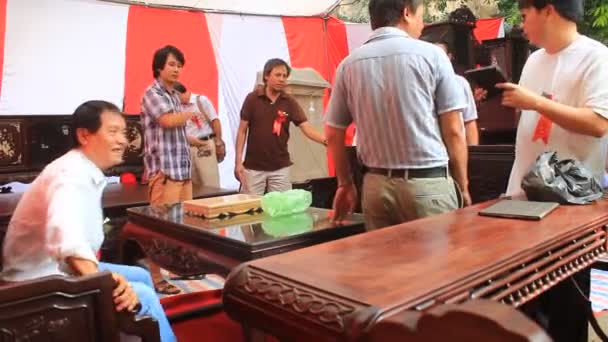 HAI DUONG, VIETNAM, 27 octobre : Les gens sur le marché des antiquités le 27 octobre 2014 à Hai Duong, Vietnam . — Video