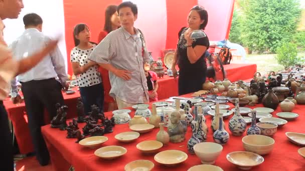 HAI DUONG, VIETNAM, 27 de octubre: La gente en el mercado de antigüedades el 27 de octubre de 2014 en Hai Duong, Vietnam . — Vídeos de Stock