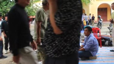 Hai Duong, Vietnam, 27 Ekim: Antika pazarı üzerinde 27 Ekim 2014 yılında Hai Duong, Vietnam insanlarda.