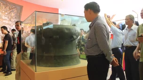 HAI DUONG, VIETNAM, 27 ottobre: Persone nel mercato dell'antiquariato il 27 ottobre 2014 a Hai Duong, Vietnam . — Video Stock