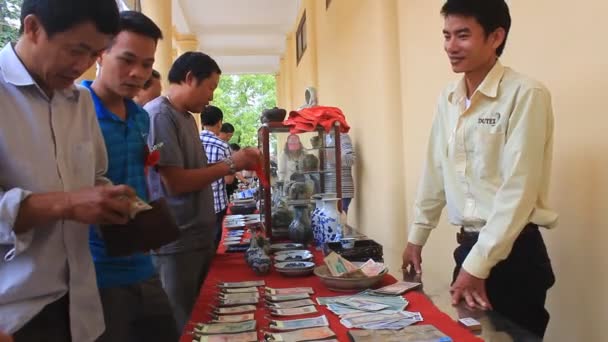 HAI DUONG, VIETNAM, October, 27: People in antiques market on October 27, 2014 in Hai Duong, Vietnam. — Stock Video