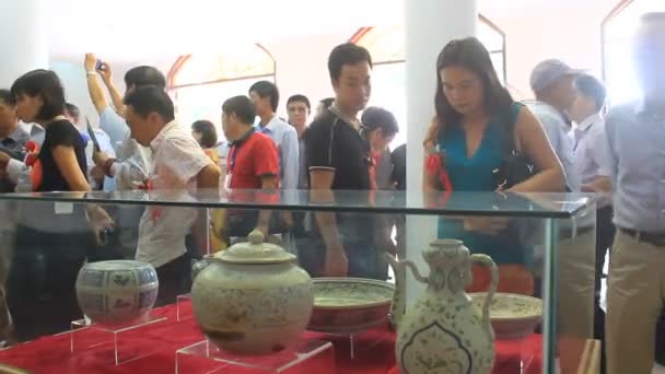 HAI DUONG, VIETNAM, 27 de octubre: La gente en el mercado de antigüedades el 27 de octubre de 2014 en Hai Duong, Vietnam . — Vídeos de Stock