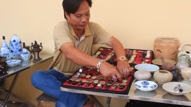 Hai Duong, Vietnam, 27 oktober: Mensen in antiekmarkt op 27 oktober 2014 in Hai Duong, Vietnam. — Stockvideo