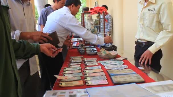 HAI DUONG, VIETNAM, 27 de octubre: La gente en el mercado de antigüedades el 27 de octubre de 2014 en Hai Duong, Vietnam . — Vídeos de Stock