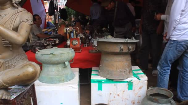 HAI DUONG, VIETNAM, October, 27: People in antiques market on October 27, 2014 in Hai Duong, Vietnam. — Stock Video