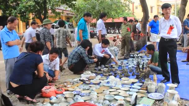 Hai duong, vietnam, oktober, 27: menschen auf antiquitätenmarkt am oktober 27, 2014 in hai duong, vietnam. — Stockvideo