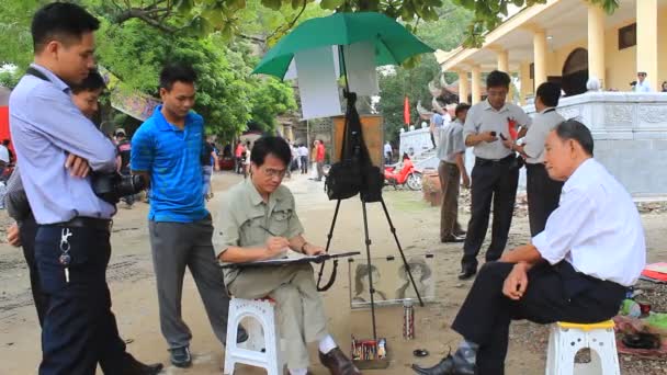 Hai Duong, Vietnam, 27 oktober: kunstenaar schets portret op 27 oktober 2014 in Hai Duong, Vietnam — Stockvideo