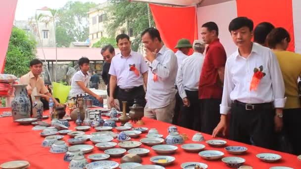 Hai Duong, Vietnam, 27 Ekim: Antika pazarı üzerinde 27 Ekim 2014 yılında Hai Duong, Vietnam insanlarda. — Stok video