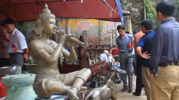 HAI DUONG, VIETNAM, 27 de octubre: La gente en el mercado de antigüedades el 27 de octubre de 2014 en Hai Duong, Vietnam . — Vídeos de Stock