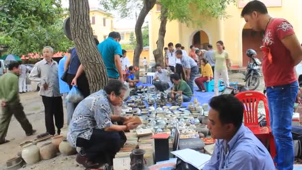 HAI DUONG, VIETNAM, 27 de octubre: La gente en el mercado de antigüedades el 27 de octubre de 2014 en Hai Duong, Vietnam . — Vídeo de stock