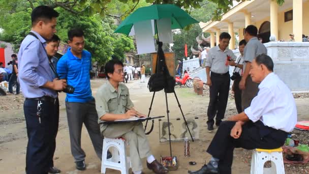 Hai Duong, Vietnam, října, 27: Portrét umělce skica na 27 října 2014 v Hai Duong, Vietnam — Stock video