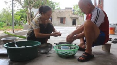 Hai Duong, Vietnam, Ekim, 30: 30 Ekim 2014 yılında Hai Duong, Vietnam üzerinde yemek salyangoz işleme Asya insanlar