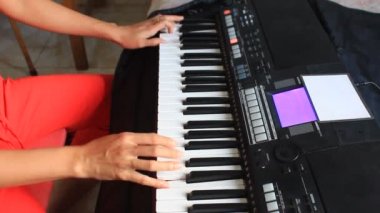 Kız organ oynamaktan