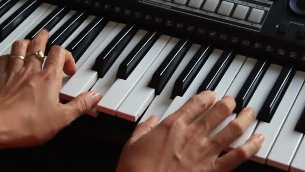 Girl playing the organ — Stock Video