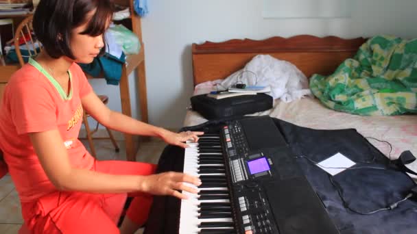 Girl playing the organ — Stock Video