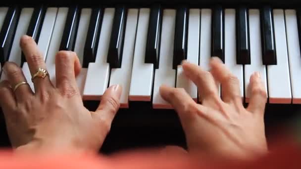 Girl playing the organ — Stock Video