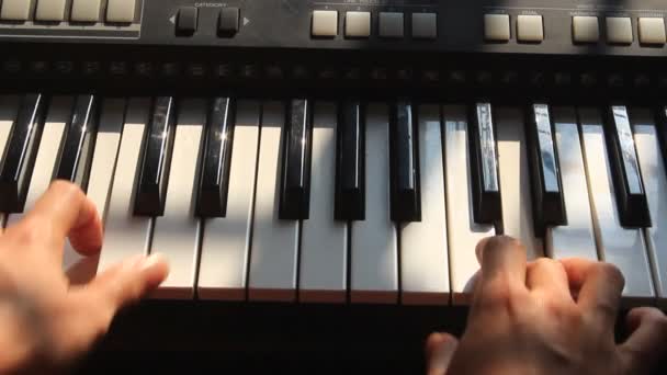 Menina tocando o órgão — Vídeo de Stock