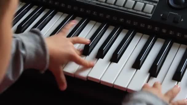 Girl playing the organ — Stock Video