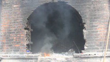 Asya tapınakta adak yanan