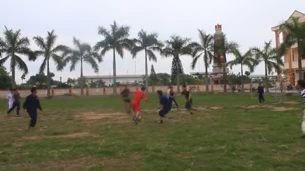Hai Duong, Vietnam - folk 10 December 2014 Sport spela fotboll fotboll Kid barn köra små pojkar — Stockvideo