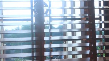 Güneş ışığı perdelerden geçer.