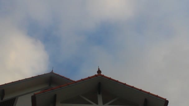 Wolken en huis — Stockvideo