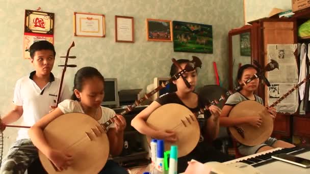 Haiduong, vietnam, 6. Juni 2015: asiatische Kinder spielen traditionelle Instrumente — Stockvideo