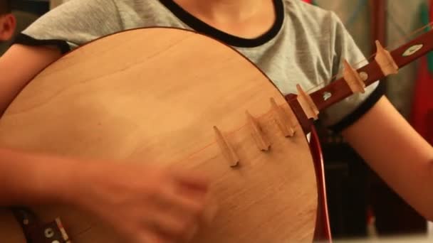 Niños asiáticos tocando instrumentos tradicionales, Asia — Vídeos de Stock