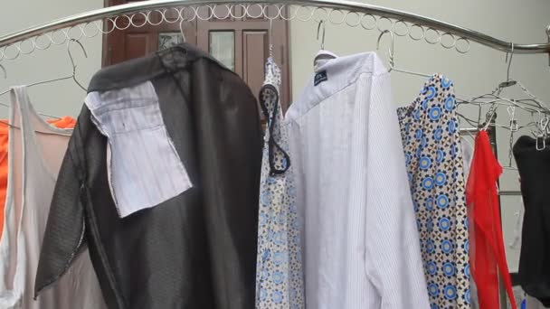 Vêtements traînant pour sécher dans la chaleur des bidonvilles — Video