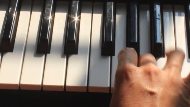 Läraren spelar orgel, Asien — Stockvideo