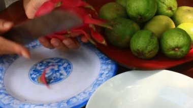 Kes ve egzotik meyve plaka üzerine koyarak.