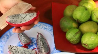 Kes ve egzotik meyve plaka üzerine koyarak.