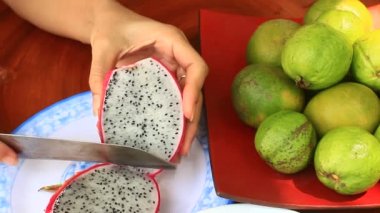 Kes ve egzotik meyve plaka üzerine koyarak.