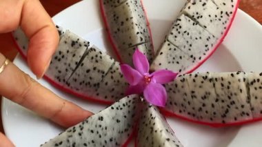 Kes ve egzotik meyve plaka üzerine koyarak.