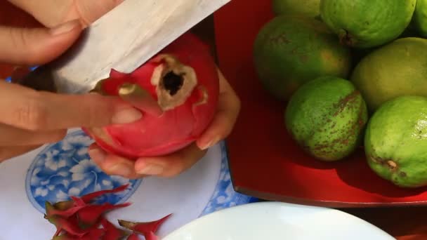 Corte e coloque frutas exóticas frescas no prato . — Vídeo de Stock