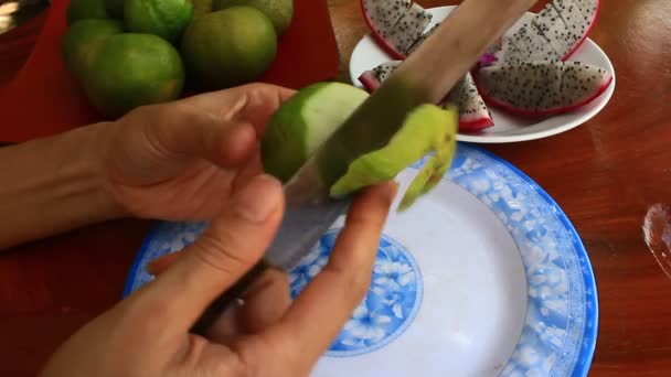 Cut and putting fresh exotic fruits on the plate. — Stock Video