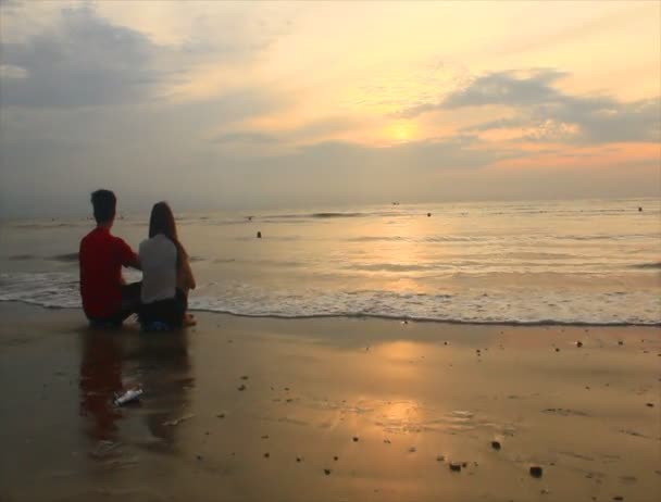Paar op het strand — Stockvideo