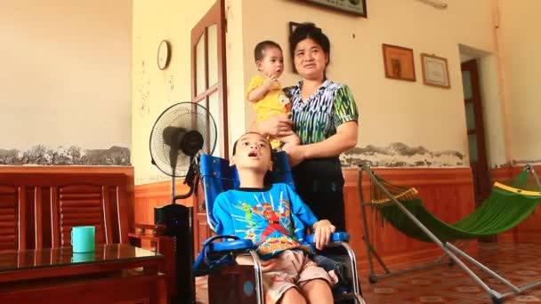 Haiduong, Vietnam, juni, 12, 2015: jongen met cerebrale parese — Stockvideo